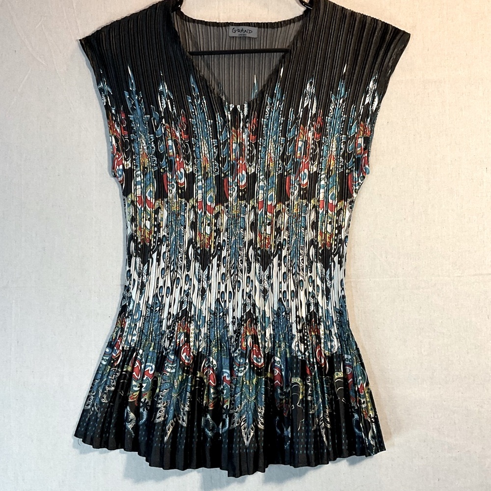 Multicolor,
Sleeveless blouse 
One size 

Dress up or down 
LIKE BRAND NEW